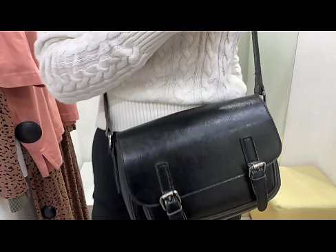 ❤️ Masturbazzjoni pubblika tal-kelba żagħżugħa FeralBerry b'dildo fil-kamra tal-armar ❌ Porn anali lilna mt.redporn-tv.ru ﹏